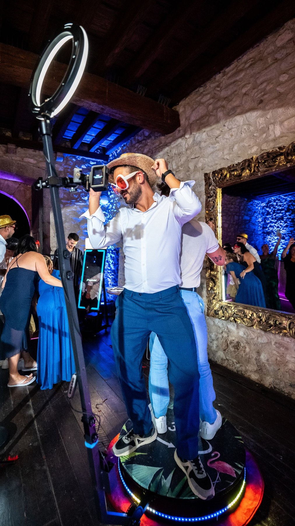 Invitado bailando sobre la máquina 360 de IM EVENTS